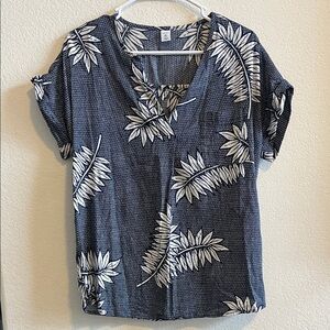 Old Navy Navy Blue V-Neck Tropical Leaf Print Tee
